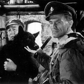 Král Šumavy je film o "zlých agentech", jejichž podvratnou činnost překazí neohrožení pohraničníci. Na snímku Miloslav Holub a Radovan Lukavský.