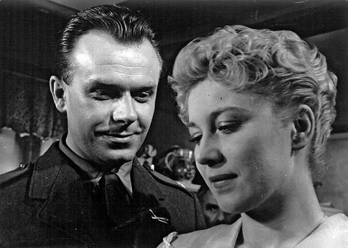 Král Šumavy (Josef Hasil) nebyl nikdy dopaden. Na snímku z filmu jsou František Krahulík a Eva Jiroušková.