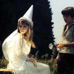 Film Ať žijí duchové sleduje příběh dětí, které se snaží zvrátit rozhodnutí dospělých proměnit hrad v zemědělský objekt.