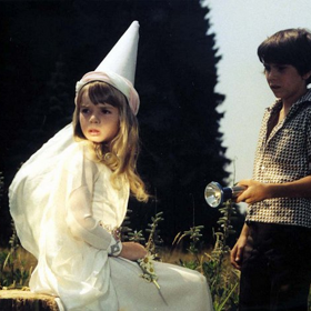 Film Ať žijí duchové sleduje příběh dětí, které se snaží zvrátit rozhodnutí dospělých proměnit hrad v zemědělský objekt.