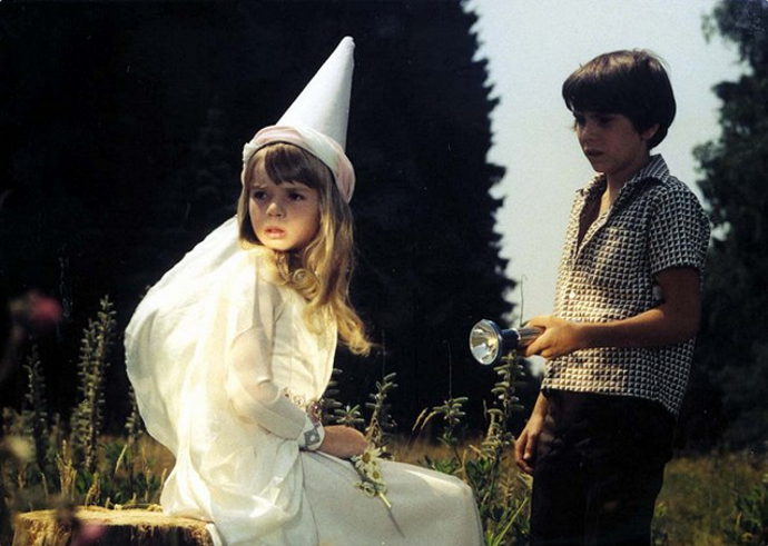 Film Ať žijí duchové sleduje příběh dětí, které se snaží zvrátit rozhodnutí dospělých proměnit hrad v zemědělský objekt.