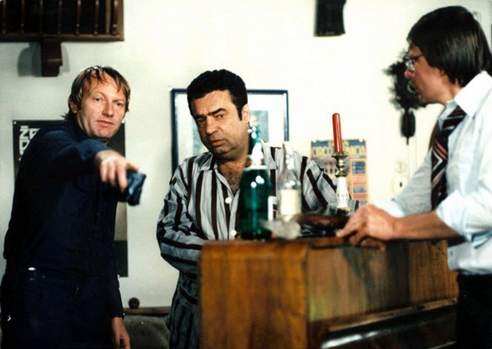 Jen ho nechte, ať se bojí: Nesmělý muzikant Aleš Brabec dostane nabídku pracovat pro pražské Divadélko v suterénu. Jeho ředitel potřebuje pár písní k chystanému muzikálu. S Alešem je ale jedna potíž. Když se pořádně nelekne, nedokáže tvořit.