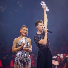 Soudě podle ohlasů diváků a také bodování poroty se letos nejlépe daří herci Oskaru Hesovi a jeho taneční partnerce Kateřině Bartuněk Hrstkové.