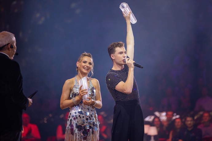 Soudě podle ohlasů diváků a také bodování poroty se letos nejlépe daří herci Oskaru Hesovi a jeho taneční partnerce Kateřině Bartuněk Hrstkové.