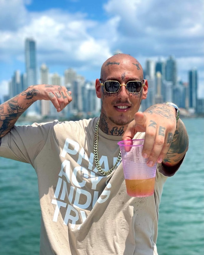 Separ si užívá života.