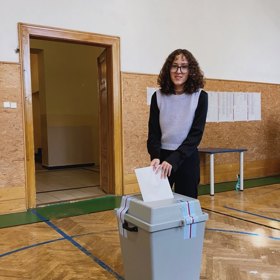 Julie Smejkalová u volební urny.