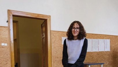 FOTO: Julie Smejkalová u volební urny.