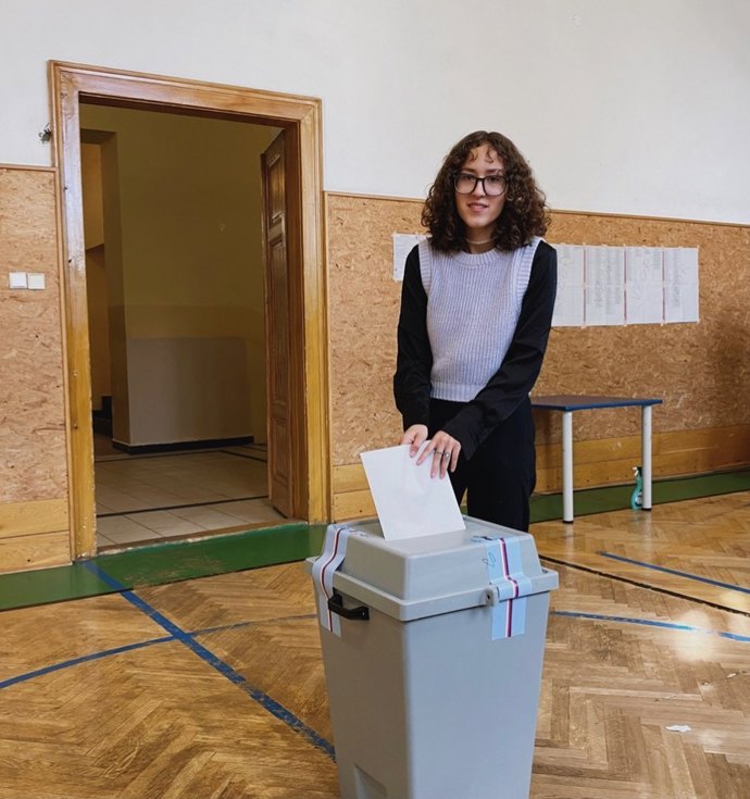 Julie Smejkalová u volební urny.