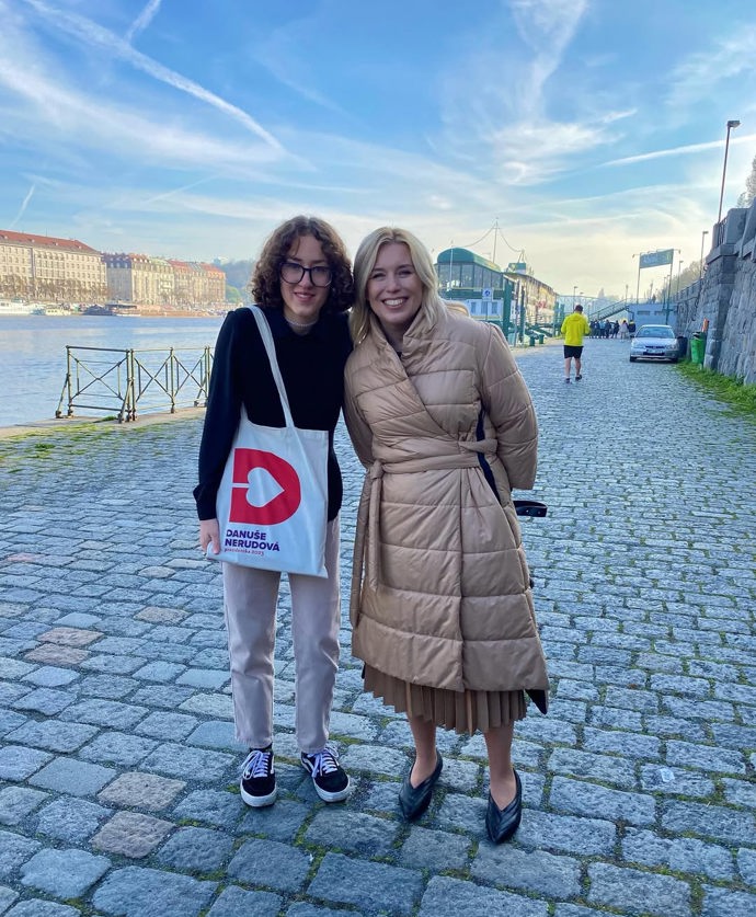 Julie Smejkalová s Danuší Nerudovou.