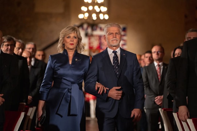 Eva Pavlová na loňský slavnostní ceremoniál na sebe oblékla elegantní tmavomodré šaty s decentním leskem od české uznávané návrhářky Tatiany Kovaříkové. 