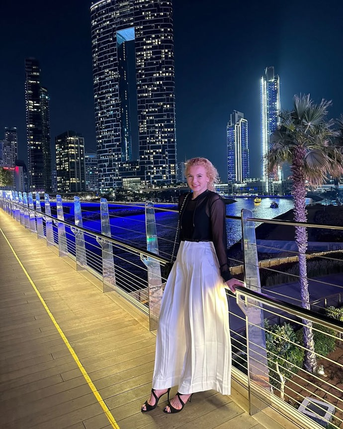 Tenistka si ráda hraje nejen s barevnými kontrasty, ale i rozdílnými materiály.