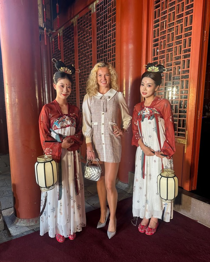 Mimo kurt se tenistka obléká velmi žensky.