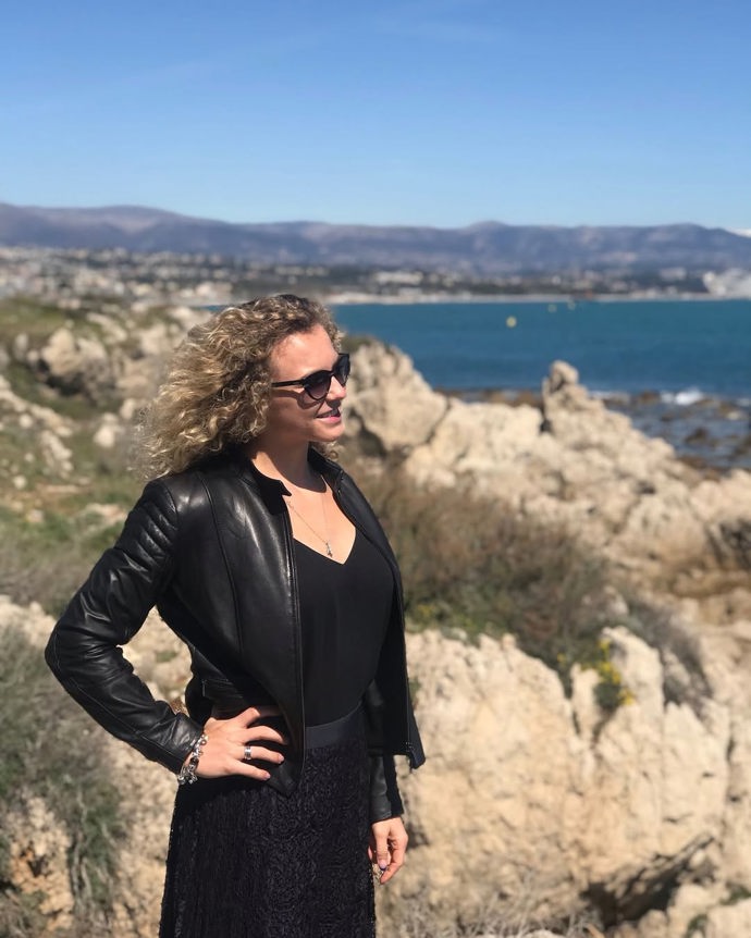 Drsnou kůži Kateřina Siniaková zjemňuje svůdným topem i romantickou krajkovou sukní.