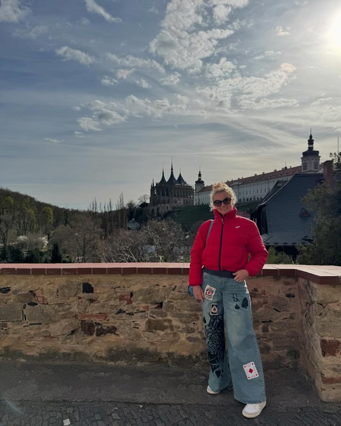 Odstíny růžové a hravé motivy v šatníku Kateřiny Siniakové nechybí.