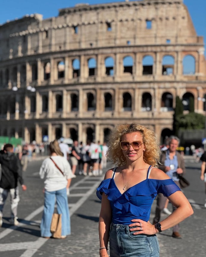 Volánky nosí v létě i na topech, které vyvažuje džínovinou.