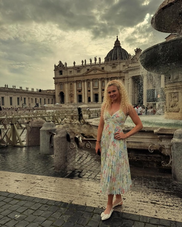 Květiny tenistka nosí na šatech...