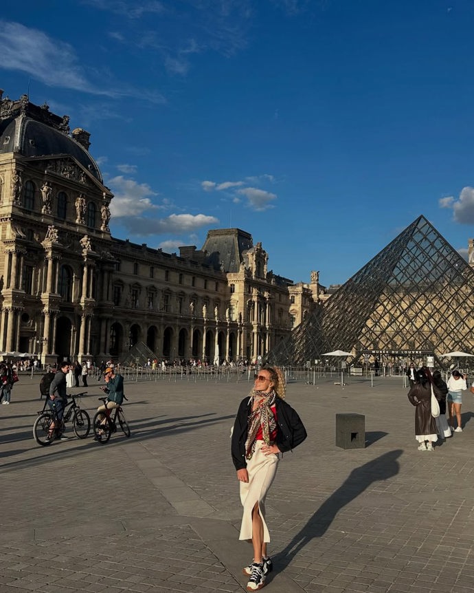 Kateřina Siniaková ráda obléká delší sukně s rozparky a často kombinuje elegantní prvky s těmi ležérnějšími.