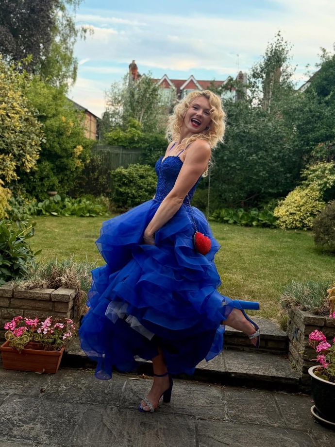 Tenistka se nebojí podpatků ani volánů nebo vysokých podpatků.