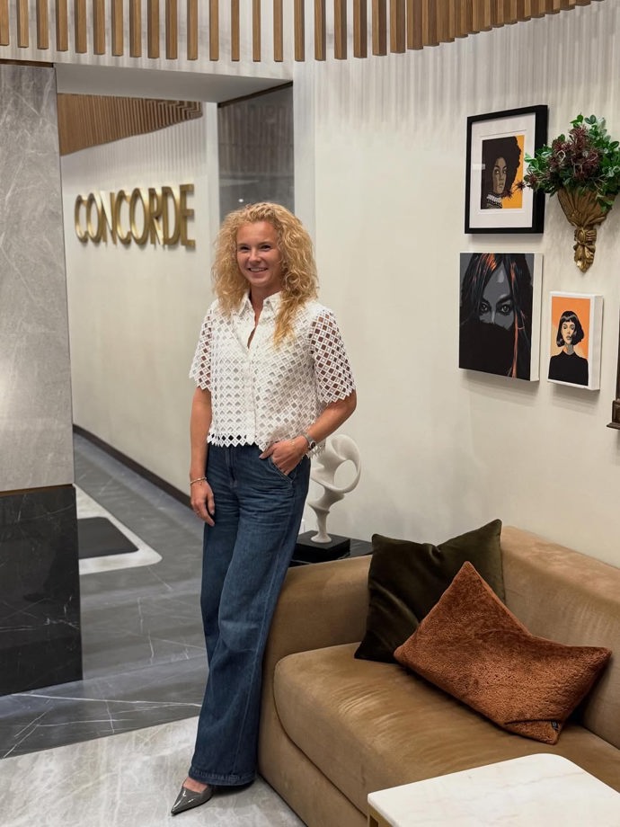 Tenistka džíny zjemňuje romantickými halenkami.