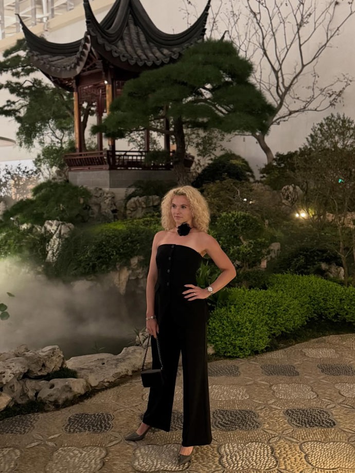 Kateřina Siniaková ukazuje, že ani černá nemusí být nudná.