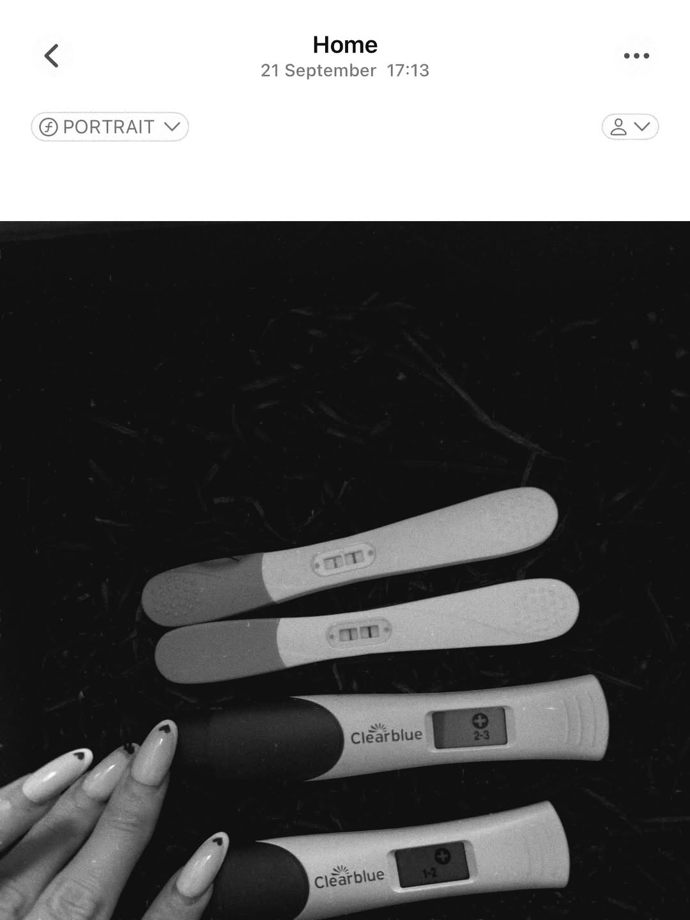 Dvojice sdílela snímek pozitivních testů.