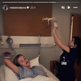 Nela Slováková na nemocničním lůžku.
