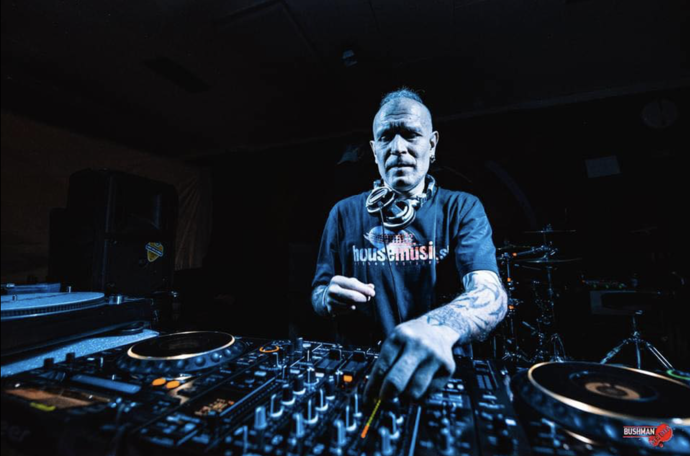 V devadesátých letech byl DJ Tráva tváří pražských klubů Bunkr a Roxy.