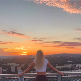 Mia dokáže zmanipulovat všechny kolem sebe.
