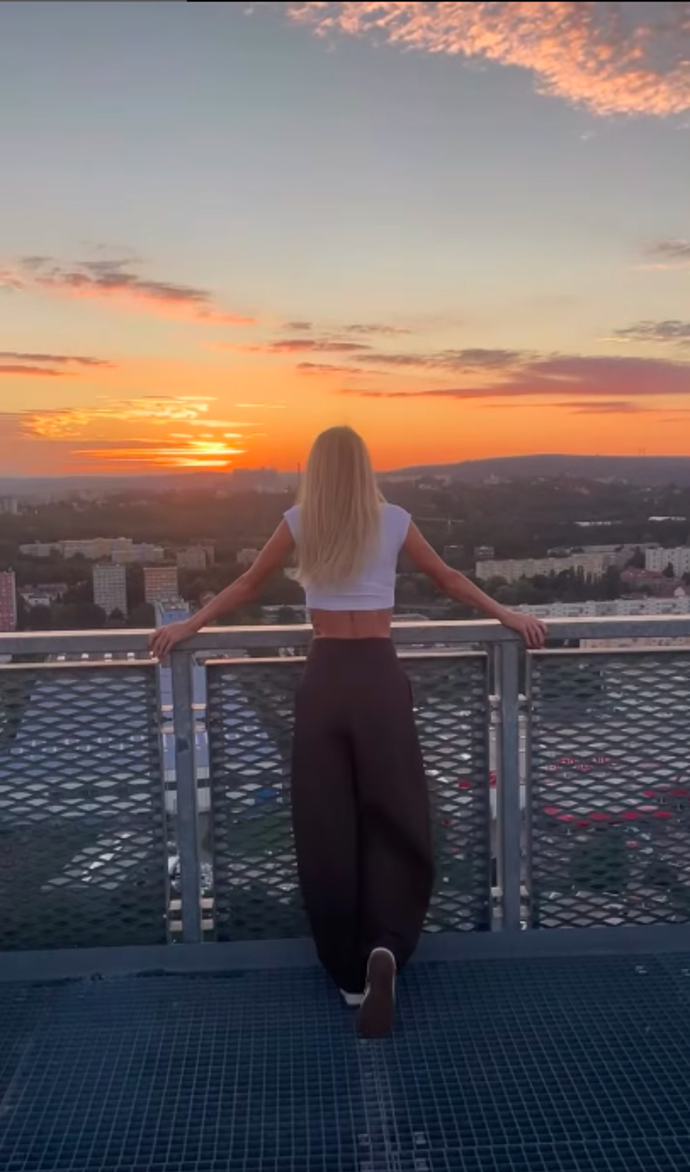 Mia dokáže zmanipulovat všechny kolem sebe.