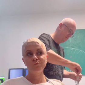 Helmička, o které Laďka psala na svém Instagramu.