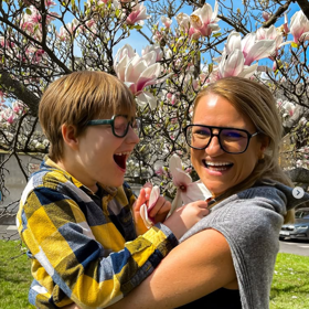 Lenka s malým Olím. O chlapce se spolu s Radoslavem musejí starat 24 hodin denně. Sám se nenají, neoblékne ani si nedojde na záchod.