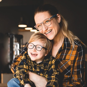 Na druhé straně, jak je pro Angelmanův syndrom charakteristické, má Olí pořád dobrou náladu.