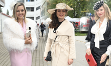 Kloboučková móda z Velké pardubické: Dámy se předháněly v extravaganci i eleganci
