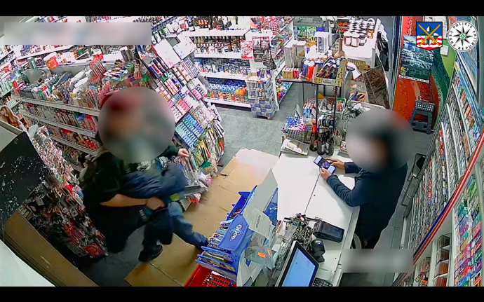 Muž přišel do obchodu s motorovou ruční pilou.