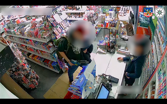 Nejdříve začal vyhrožovat prodavačce.