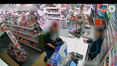 FOTO: Následně začal řezat prodejní pult.