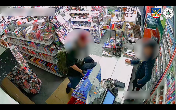 Následně začal řezat prodejní pult.