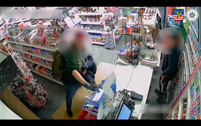 Hned na to přešel na regál.