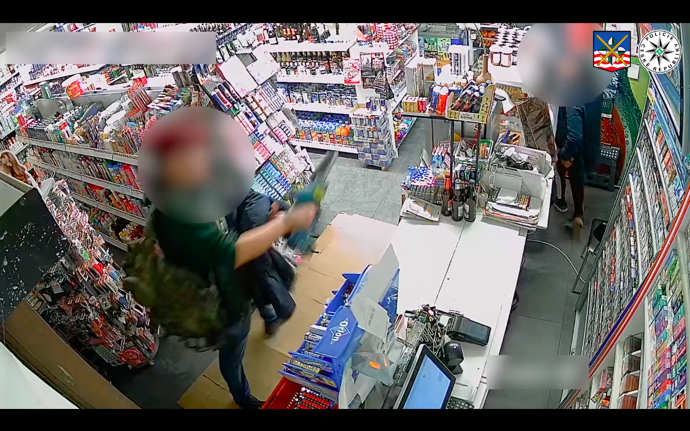 Prodavačka se dala na útěk.