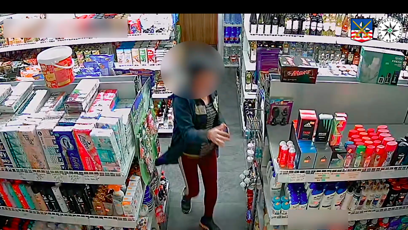 FOTO: Snažila se zmizet mezi regály.