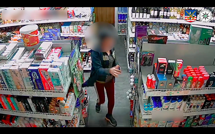 Snažila se zmizet mezi regály.