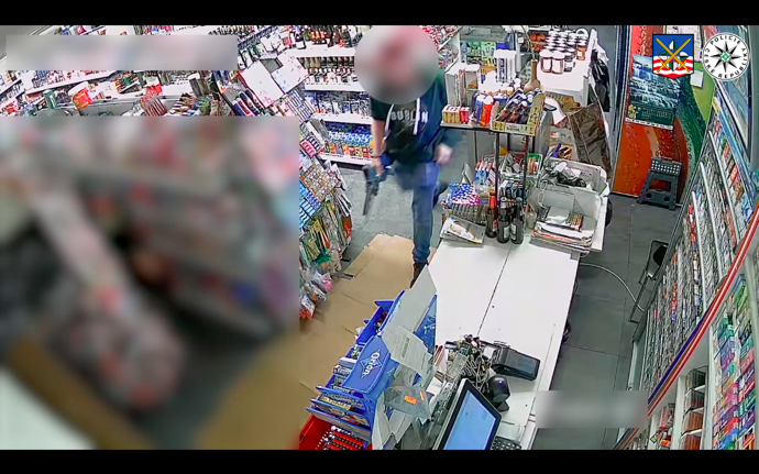 Muž se na ní, ale počkal u vchodu.