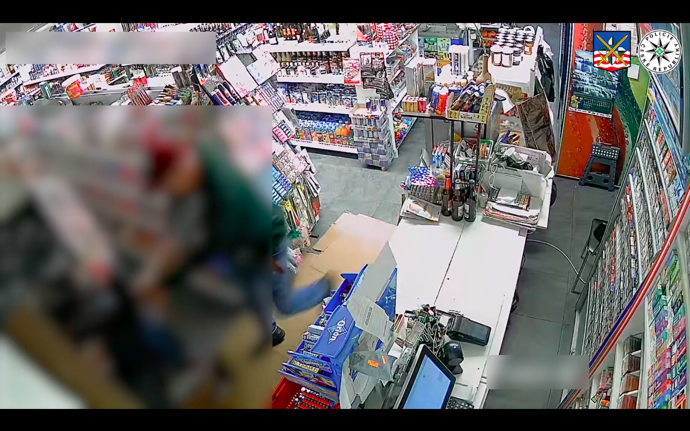 Následně jí řezal do zad.