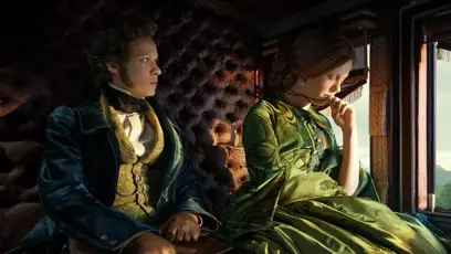 FOTO: Felix Kammerer a Mia Goth ve filmu Frankenstein od Guillerma del Tora.