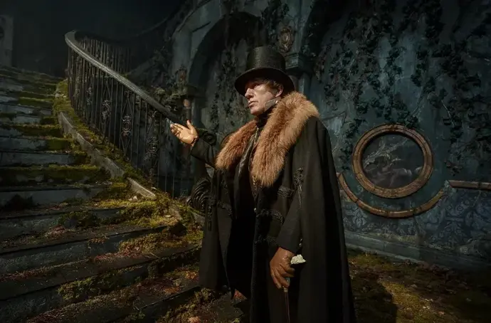 Christoph Waltz ve filmu Frankenstein od Guillerma del Tora.