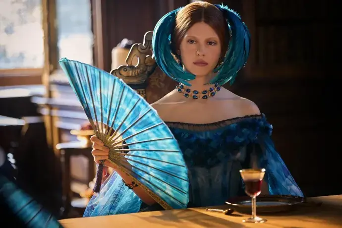 Mia Goth ve filmu Frankenstein od Guillerma del Tora.