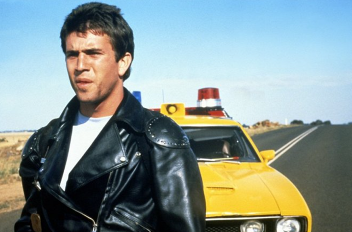 Mel Gibson na sebe poprvé upozornil v sérii sci-fi filmů o Šíleném Maxovi. Její třetí díl - Šílený Max: Dóm hromů - můžete zhlédnout 6. listopadu od 22.35 na Nova Cinema.