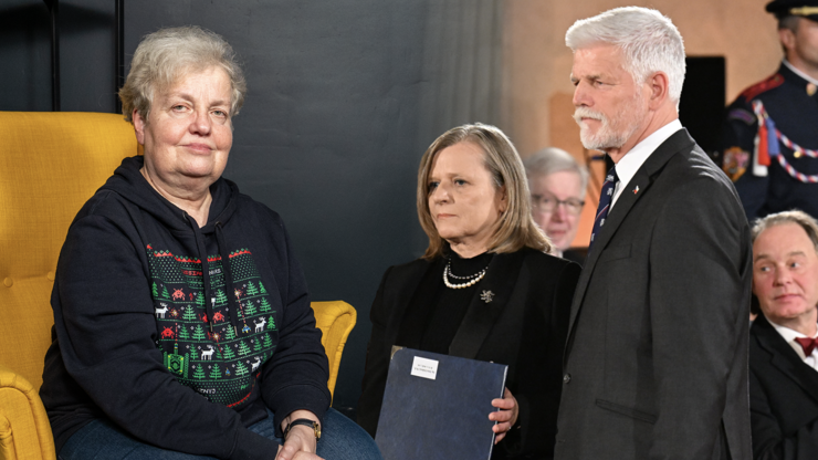 Petr Pavel in memoriam vyznamenal Danu Drábovou. Ocenění převzala její partnerka Markéta Pávová.