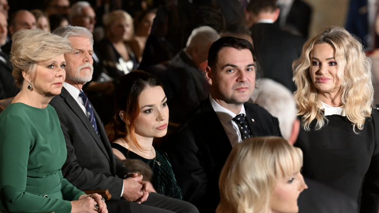 Stylová Babišová, elegantní Pavlová i krásná manželka Macinky: Politici a jejich doprovody ve Vladislavském sále