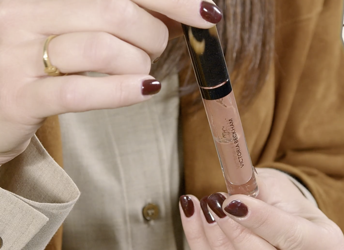 U tekutých rtěnek a lesků poznáte překročenou trvanlivost i tak, že se začnou při vyndávání štětečku zvláštně táhnout, nebo - jako na snímku - se rozdělí na dvě složky.